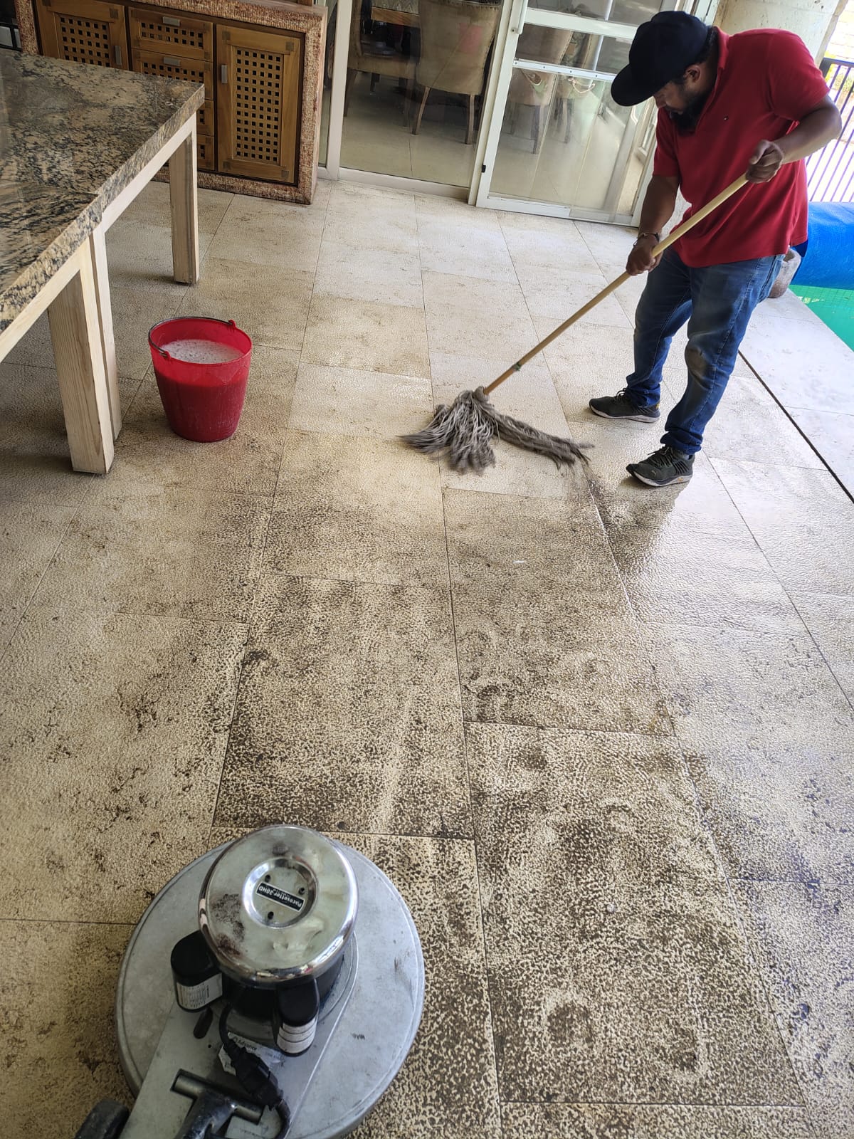 Concreto estampado decorativo en área comercial de León - Proyecto 75 RRF